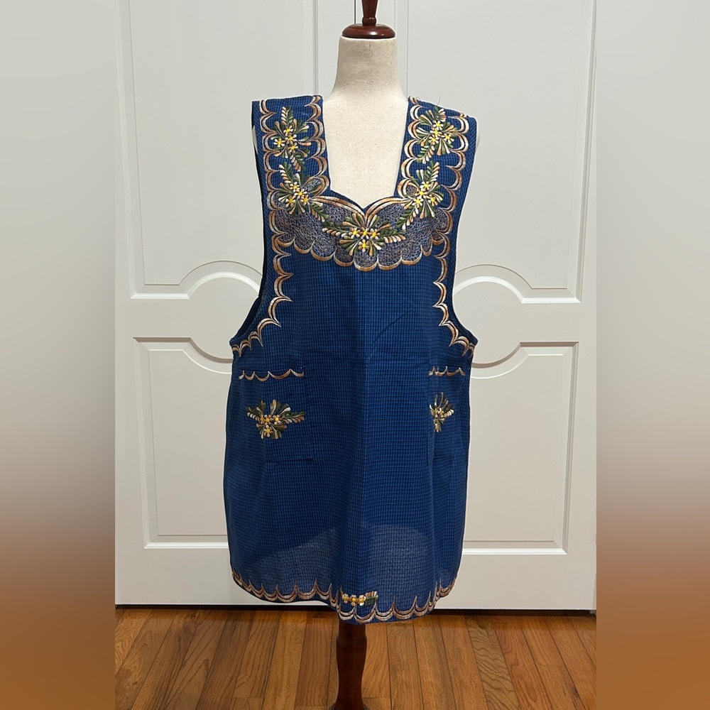 One of a Kind Traditional Oaxaca Apron  with pockets and flower Embroidery.Large
